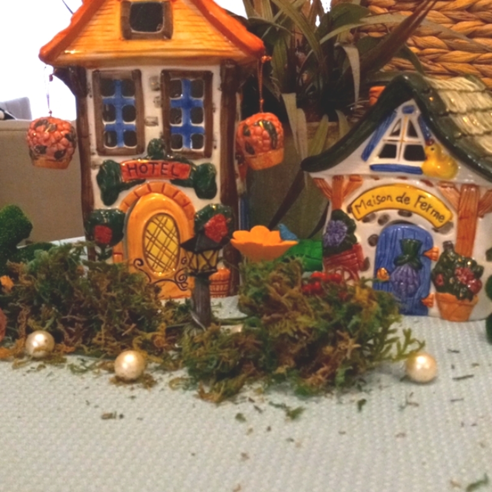 Two Cosy Cottages W/Easter Set Up